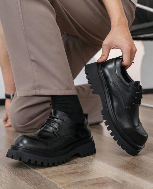 Black Classic Retro Brogue Carved Men's Casual Leather Shoes